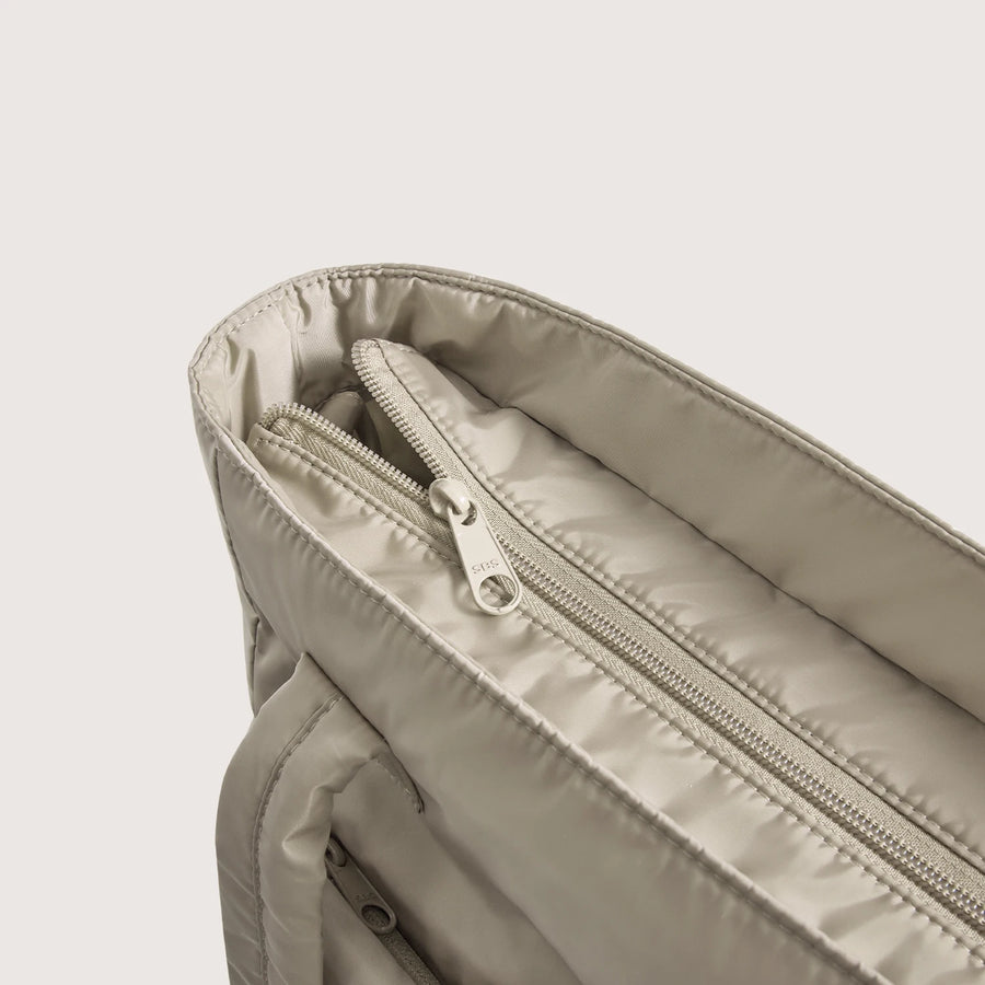21L_Tote_with_Top_zipper_pocket_for_quick_access_to_essentials-Grayish